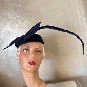 SOPHISTICATED 1950's NAVY FELT  HAT + VERY LONG FEATHER, OPEN CROWN & BOW